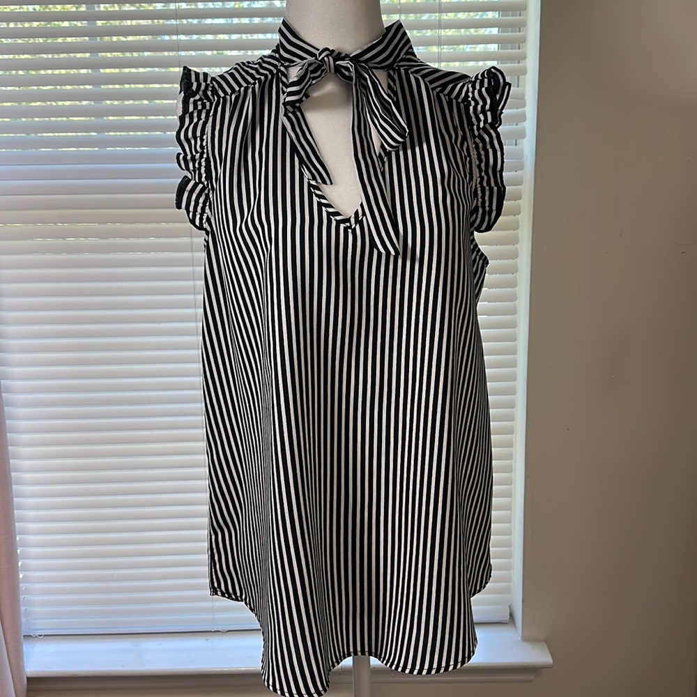 Black and whit medium top